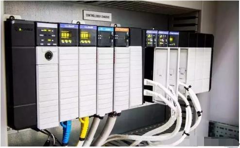 PLC與CNC 未來(lái)工廠的智能引擎與男Polo衫背后的柔性制造